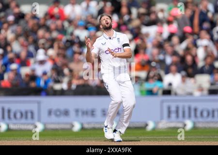 Emirates Old Trafford, Manchester, Großbritannien. August 2024. 1. Rothesay Cricket Test Match, Tag drei, England gegen Sri Lanka; Chris Woakes of England reagiert Credit: Action Plus Sports/Alamy Live News Stockfoto