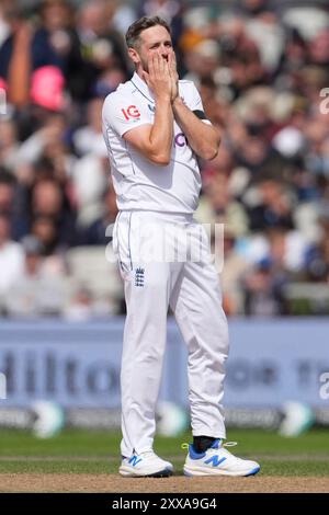 Emirates Old Trafford, Manchester, Großbritannien. August 2024. 1. Rothesay Cricket Test Match, Tag drei, England gegen Sri Lanka; Chris Woakes of England reagiert Credit: Action Plus Sports/Alamy Live News Stockfoto