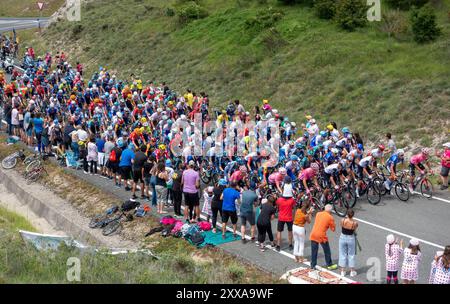 Während die Radfahrer die üppigen Hänge des Baskenlandes befahren, säumen die Fans die Strecke und schaffen bei diesem legendären Tour de France-Event eine elektrisierende Atmosphäre. Stockfoto