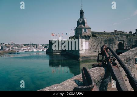 Der Hafen und die historische Stadt Ville Close, Concarneau, Bretagne, Frankreich Stockfoto