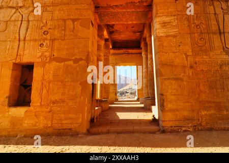 Blick auf die thebanischen Hügel durch eine Tür am Ramesseum, dem Totentempel von Pharoah Ramesses II. Dem Großen in Luxor, Ägypten Stockfoto