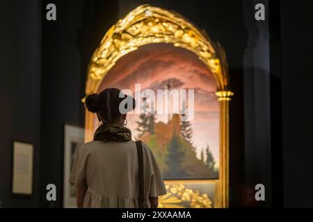 Caspar David Friedrich Ausstellung in Dresden Jubiläumsschau zu Caspar David Friedrich im Albertinum. Das Gemälde das Kreuz im Gebirge Wenige Tage vor dem 250. Geburtstag von Caspar David Friedrich 1774-1840, eröffnen die Staatlichen Kunstsammlungen Dresden am 24.8.24 eine Ausstellung mit zahlreichen Werken des Malers. Im Albertinum sind 47 Gemälde des Künstlers, so wie zahlreicher Zeitgenossen zu sehen. Die Ausstellung steht unter dem Titel, Caspar David Friedrich. Alles beginnt. Es wird mit einem großen Publikumsinteresse gerechnet. Dresden Sachsen Deutschland *** Caspar David Friedrich Ex Stockfoto