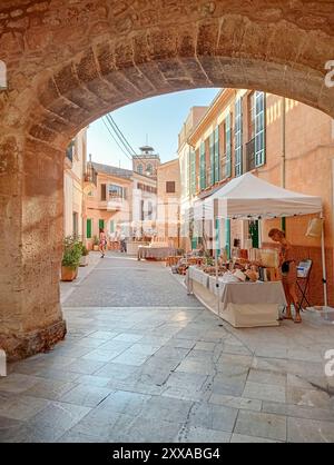Santanyi, Spanien; 03. august 2024: Allgemeiner Blick auf den wöchentlichen Straßenmarkt mit Touristen in der mallorquinischen Stadt Santanyi im Sommer Stockfoto