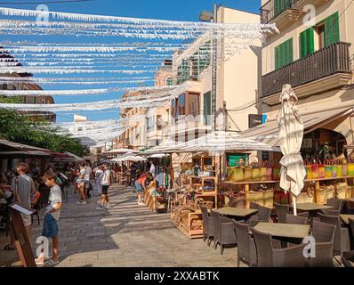 Santanyi, Spanien; 03. august 2024: Allgemeiner Blick auf den wöchentlichen Straßenmarkt mit Touristen in der mallorquinischen Stadt Santanyi im Sommer Stockfoto