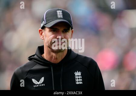 England Fast-Bowling-Mentor James Anderson am dritten Tag des ersten Rothesay Test Matches im Emirates Old Trafford, Manchester. Bilddatum: Freitag, 23. August 2024. Stockfoto