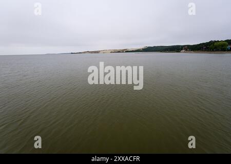 Landschaft am Kurischen Lagune an einem düsteren Tag Stockfoto