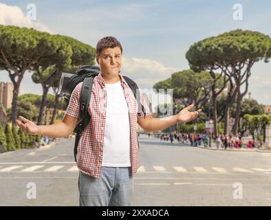 Verlorener männlicher Tourist mit Rucksack auf einer Straße in Rom, Italien Stockfoto