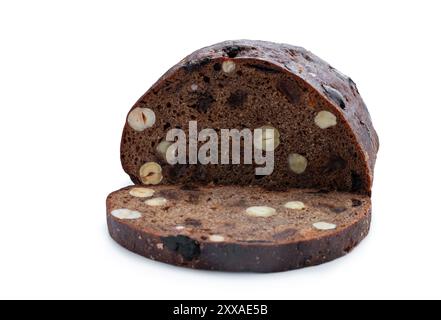 Süßes Roggenbrot mit Haselnüssen und getrockneten Früchten, isoliert auf weiß Stockfoto