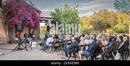 Joan Tomàs Martínez, Joan Navarro und Raquel Santanera, Gedichte und Weine im Weingut Can Majoral, Fundació Mallorca Literària, Algaida, Ma Stockfoto