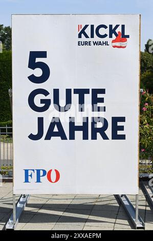 Wien, Österreich. August 2024. Die FPÖ (Freiheitliche Partei Österreichs) präsentiert die 1. Posterwelle zur Nationalratswahl 2024 in Wien. Poster-Slogan: 5 Gute Jahre Stockfoto