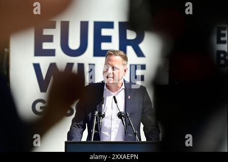 Wien, Österreich. August 2024. Die FPÖ (Freiheitliche Partei Österreichs) präsentiert die 1. Posterwelle zur Nationalratswahl 2024 in Wien. Das Bild zeigt den FPÖ-Generalsekretär Michael Schnedlitz Stockfoto