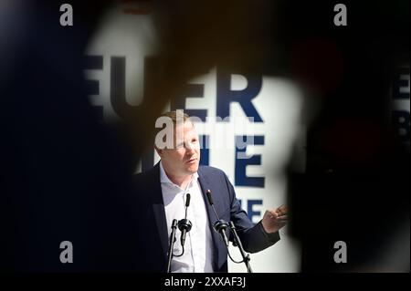 Wien, Österreich. August 2024. Die FPÖ (Freiheitliche Partei Österreichs) präsentiert die 1. Posterwelle zur Nationalratswahl 2024 in Wien. Das Bild zeigt den FPÖ-Generalsekretär Michael Schnedlitz Stockfoto