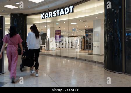 Leere Regale und verschlossene Tueren der Karstadt Filiale Essen, Raeumungsverkauf bei Galeria Kaufhof Karstadt in Essen, im Zuge von Insolvenzverfahren und Restrukturierung wird die Filiale im Einkaufszentrum Limbecker Platz in Essen zum 31. August 2024 geschlossen, Essen, 23.08.2024. *** Leere Regale und verschlossene Türen des Karstädter Geschäfts in Essen, Räumungsverkauf Galeria Kaufhof Karstadt in Essen, im Zuge eines Insolvenzverfahrens und einer Umstrukturierung wird das Geschäft im Einkaufszentrum Limbecker Platz in Essen am 31. August 2024 geschlossen, Essen, 23. 08 2024 Stockfoto