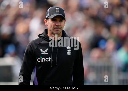 England Fast-Bowling-Mentor James Anderson am dritten Tag des ersten Rothesay Test Matches im Emirates Old Trafford, Manchester. Bilddatum: Freitag, 23. August 2024. Stockfoto