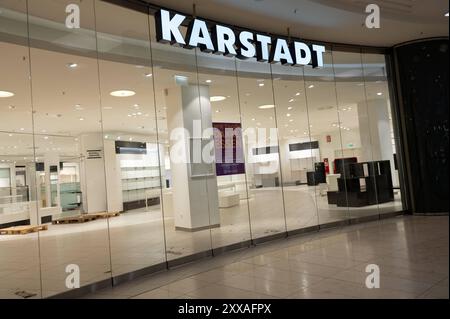 Leere Regale und verschlossene Tueren der Karstadt Filiale Essen, Raeumungsverkauf bei Galeria Kaufhof Karstadt in Essen, im Zuge von Insolvenzverfahren und Restrukturierung wird die Filiale im Einkaufszentrum Limbecker Platz in Essen zum 31. August 2024 geschlossen, Essen, 23.08.2024. *** Leere Regale und verschlossene Türen des Karstädter Geschäfts in Essen, Räumungsverkauf Galeria Kaufhof Karstadt in Essen, im Zuge eines Insolvenzverfahrens und einer Umstrukturierung wird das Geschäft im Einkaufszentrum Limbecker Platz in Essen am 31. August 2024 geschlossen, Essen, 23. 08 2024 Stockfoto