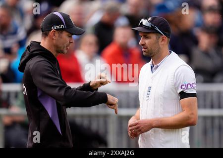 Der englische Mark Wood (rechts) und James Anderson, Mentor des schnellen Bowlingsports am dritten Tag des ersten Rothesay Test Matches im Emirates Old Trafford, Manchester. Bilddatum: Freitag, 23. August 2024. Stockfoto