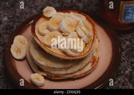 Teller Pfannkuchen mit Bananen Stockfoto