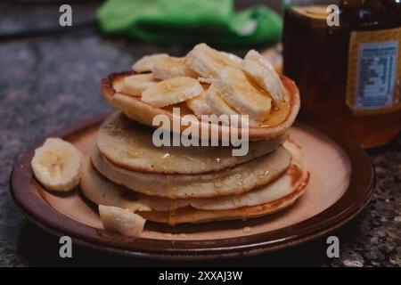 Stapel Pfannkuchen mit Bananen Stockfoto