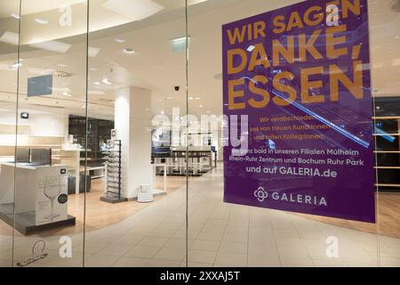 Leere Regale und verschlossene Tueren der Karstadt Filiale Essen, Raeumungsverkauf bei Galeria Kaufhof Karstadt in Essen, im Zuge von Insolvenzverfahren und Restrukturierung wird die Filiale im Einkaufszentrum Limbecker Platz in Essen zum 31. August 2024 geschlossen, Essen, 23.08.2024. *** Leere Regale und verschlossene Türen des Karstädter Geschäfts in Essen, Räumungsverkauf Galeria Kaufhof Karstadt in Essen, im Zuge eines Insolvenzverfahrens und einer Umstrukturierung wird das Geschäft im Einkaufszentrum Limbecker Platz in Essen am 31. August 2024 geschlossen, Essen, 23. 08 2024 Stockfoto