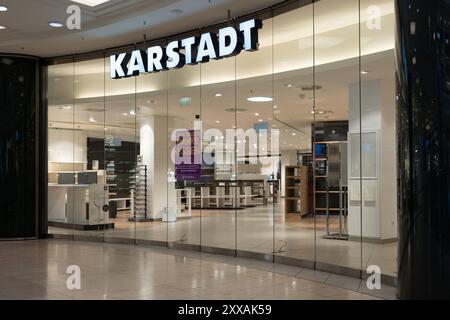 Leere Regale und verschlossene Tueren der Karstadt Filiale Essen, Raeumungsverkauf bei Galeria Kaufhof Karstadt in Essen, im Zuge von Insolvenzverfahren und Restrukturierung wird die Filiale im Einkaufszentrum Limbecker Platz in Essen zum 31. August 2024 geschlossen, Essen, 23.08.2024. *** Leere Regale und verschlossene Türen des Karstädter Geschäfts in Essen, Räumungsverkauf Galeria Kaufhof Karstadt in Essen, im Zuge eines Insolvenzverfahrens und einer Umstrukturierung wird das Geschäft im Einkaufszentrum Limbecker Platz in Essen am 31. August 2024 geschlossen, Essen, 23. 08 2024 Stockfoto