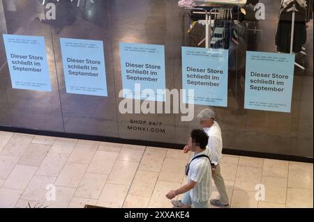 Aussenansicht, geschlossene Tueren mit Schildern, Schliessung, Raeumungsverkauf bei Monki in Essen, die Filiale im Einkaufszentrum Limbecker Platz in Essen wird im September 2024 geschlossen, Essen, 15.07.2024. *** Außenansicht, geschlossene Türen mit Schildern, Schließung, Räumungsverkauf bei Monki in Essen, das Geschäft im Limbecker Platz in Essen schließt im September 2024, Essen, 15 07 2024 Stockfoto