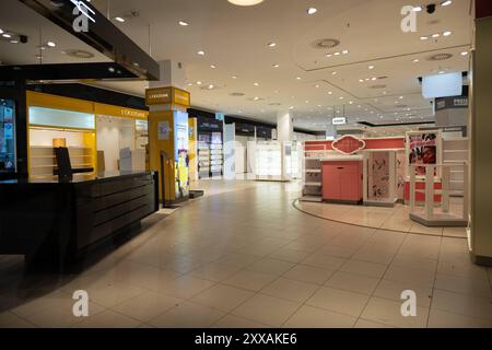 Leere Regale und verschlossene Tueren der Karstadt Filiale Essen, Raeumungsverkauf bei Galeria Kaufhof Karstadt in Essen, im Zuge von Insolvenzverfahren und Restrukturierung wird die Filiale im Einkaufszentrum Limbecker Platz in Essen zum 31. August 2024 geschlossen, Essen, 23.08.2024. *** Leere Regale und verschlossene Türen des Karstädter Geschäfts in Essen, Räumungsverkauf Galeria Kaufhof Karstadt in Essen, im Zuge eines Insolvenzverfahrens und einer Umstrukturierung wird das Geschäft im Einkaufszentrum Limbecker Platz in Essen am 31. August 2024 geschlossen, Essen, 23. 08 2024 Stockfoto