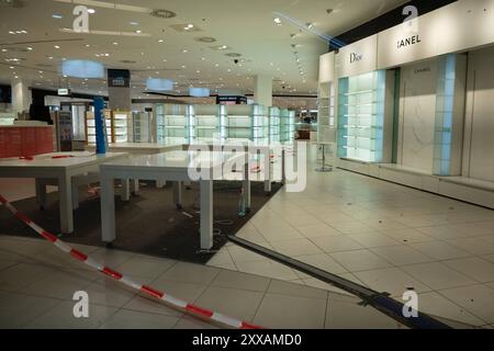 Leere Regale und verschlossene Tueren der Karstadt Filiale Essen, Raeumungsverkauf bei Galeria Kaufhof Karstadt in Essen, im Zuge von Insolvenzverfahren und Restrukturierung wird die Filiale im Einkaufszentrum Limbecker Platz in Essen zum 31. August 2024 geschlossen, Essen, 23.08.2024. *** Leere Regale und verschlossene Türen des Karstädter Geschäfts in Essen, Räumungsverkauf Galeria Kaufhof Karstadt in Essen, im Zuge eines Insolvenzverfahrens und einer Umstrukturierung wird das Geschäft im Einkaufszentrum Limbecker Platz in Essen am 31. August 2024 geschlossen, Essen, 23. 08 2024 Stockfoto