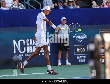 22. August 2024: Christopher Eubanks trifft den Ball gegen Alex Michelsen. Winston-Salem Open, ATP Tour, Wake Forest Tennis Complex, Winston Salem, North Carolina. David Beach/CSM Stockfoto