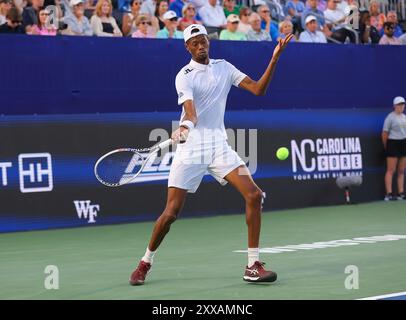 22. August 2024: Christopher Eubanks trifft den Ball gegen Alex Michelsen. Winston-Salem Open, ATP Tour, Wake Forest Tennis Complex, Winston Salem, North Carolina. David Beach/CSM Stockfoto