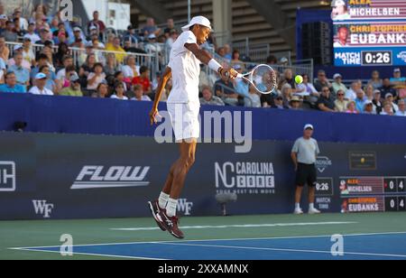 22. August 2024: Christopher Eubanks trifft den Ball gegen Alex Michelsen. Winston-Salem Open, ATP Tour, Wake Forest Tennis Complex, Winston Salem, North Carolina. David Beach/CSM Stockfoto