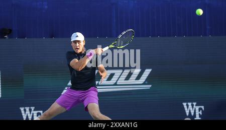 22. August 2024: Alex Michelsen trifft den Ball gegen Christopher Eubanks. Winston-Salem Open, ATP Tour, Wake Forest Tennis Complex, Winston Salem, North Carolina. David Beach/CSM Stockfoto