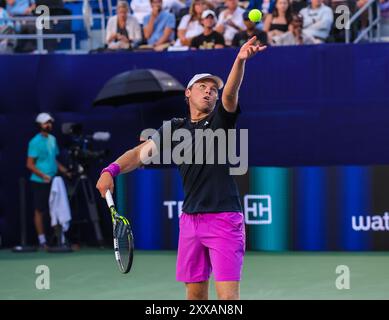 22. August 2024: Alex Michelsen trifft den Ball gegen Christopher Eubanks. Winston-Salem Open, ATP Tour, Wake Forest Tennis Complex, Winston Salem, North Carolina. David Beach/CSM Stockfoto