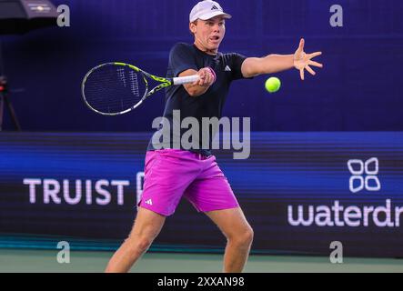 22. August 2024: Alex Michelsen trifft den Ball gegen Christopher Eubanks. Winston-Salem Open, ATP Tour, Wake Forest Tennis Complex, Winston Salem, North Carolina. David Beach/CSM Stockfoto