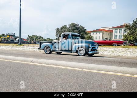 Gulfport, MS - 05. Oktober 2023: Weitwinkelansicht eines Pickup-Trucks von 1954 Chevrolet 3100 auf einer lokalen Autoshow. Stockfoto