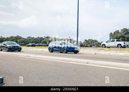 Gulfport, MS - 05. Oktober 2023: Weitwinkelansicht einer Tesla Model Y Limousine aus dem Jahr 2020 auf einer lokalen Autoshow. Stockfoto