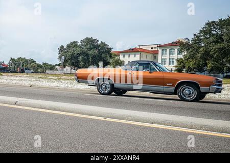 Gulfport, MS - 05. Oktober 2023: Weitwinkel-Seitenansicht eines 1971 GMC Sprint Pickups auf einer lokalen Autoshow. Stockfoto