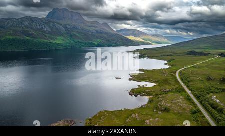 Luftaufnahme der Highlands am Loch Maree in der Nähe von Talladale mit Mountain Slioch in Schottland, Großbritannien Stockfoto