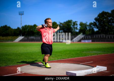 Stuttgart, Deutschland. August 2024. Para Athletics: Niko Kappels Medientag vor den Paralympischen Spielen in Paris 2024. Niko Kappel in Aktion während eines Trainings bei seinem Medientag vor den Paralympics in Paris 2024. Quelle: Tom Weller/dpa/Alamy Live News Stockfoto