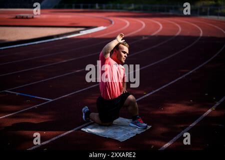 Stuttgart, Deutschland. August 2024. Para-Leichtathletik: Niko Kappels Medientag vor den Paralympischen Spielen in Paris 2024. Niko Kappel wärmt sich vor seiner Trainingseinheit während seines Medientages vor den Paralympics in Paris 2024 auf. Quelle: Tom Weller/dpa/Alamy Live News Stockfoto