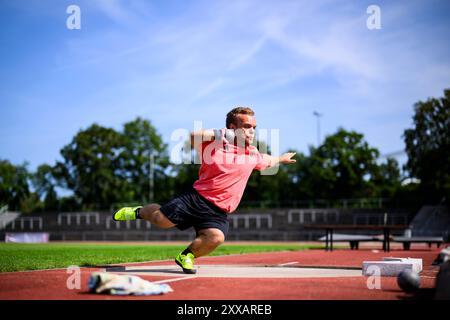 Stuttgart, Deutschland. August 2024. Para Athletics: Niko Kappels Medientag vor den Paralympischen Spielen in Paris 2024. Niko Kappel in Aktion während eines Trainings bei seinem Medientag vor den Paralympics in Paris 2024. Quelle: Tom Weller/dpa/Alamy Live News Stockfoto