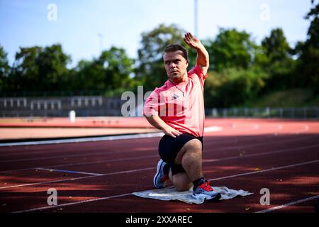 Stuttgart, Deutschland. August 2024. Para-Leichtathletik: Niko Kappels Medientag vor den Paralympischen Spielen in Paris 2024. Niko Kappel wärmt sich vor seiner Trainingseinheit während seines Medientages vor den Paralympics in Paris 2024 auf. Quelle: Tom Weller/dpa/Alamy Live News Stockfoto