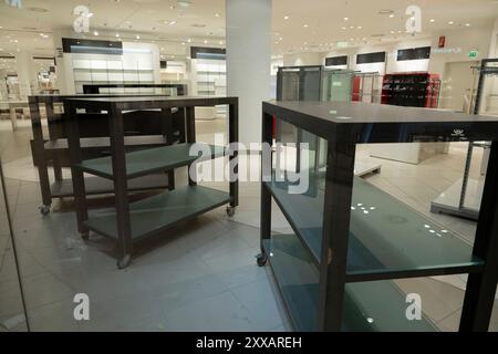 Essen, Deutschland. August 2024. Leere Regale und verschlossene Türen in der Karstadt-Niederlassung in Essen, Räumungsverkauf in der Galeria Kaufhof Karstadt in Essen, im Rahmen eines Insolvenzverfahrens und einer Umstrukturierung wird die Niederlassung im Einkaufszentrum Limbecker Platz in Essen am 31. August 2024 geschlossen, Essen am 23. August 2024. Quelle: dpa/Alamy Live News Stockfoto