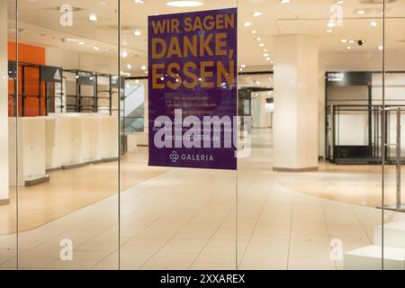 Essen, Deutschland. August 2024. Leere Regale und verschlossene Türen in der Karstadt-Niederlassung in Essen, Räumungsverkauf in der Galeria Kaufhof Karstadt in Essen, im Rahmen eines Insolvenzverfahrens und einer Umstrukturierung wird die Niederlassung im Einkaufszentrum Limbecker Platz in Essen am 31. August 2024 geschlossen, Essen am 23. August 2024. Quelle: dpa/Alamy Live News Stockfoto