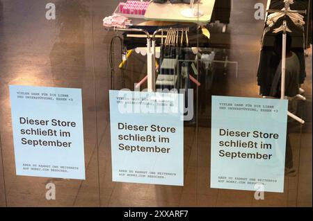 Essen, Deutschland. August 2024. Außenansicht, geschlossene Türen mit Schildern, Schließung, Räumungsverkauf bei Monki in Essen, die Filiale im Limbecker Platz in Essen ist im September 2024 geschlossen, Essen, 15. Juli 2024. Quelle: dpa/Alamy Live News Stockfoto