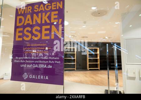 Essen, Deutschland. August 2024. Leere Regale und verschlossene Türen in der Karstadt-Niederlassung in Essen, Räumungsverkauf in der Galeria Kaufhof Karstadt in Essen, im Rahmen eines Insolvenzverfahrens und einer Umstrukturierung wird die Niederlassung im Einkaufszentrum Limbecker Platz in Essen am 31. August 2024 geschlossen, Essen am 23. August 2024. Quelle: dpa/Alamy Live News Stockfoto