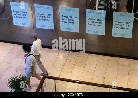 Essen, Deutschland. August 2024. Außenansicht, geschlossene Türen mit Schildern, Schließung, Räumungsverkauf bei Monki in Essen, die Filiale im Limbecker Platz in Essen ist im September 2024 geschlossen, Essen, 15. Juli 2024. Quelle: dpa/Alamy Live News Stockfoto