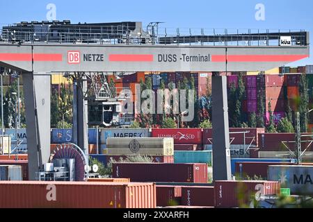 München, Deutschland. August 2024. Ansicht des deutschen Umschlagsunternehmens Rail - Road (DUSS) mbH München Riem bei Feldkirchen in Bayern, Containerbeladung. ? Quelle: dpa/Alamy Live News Stockfoto