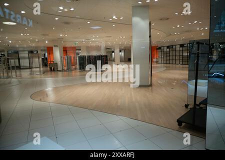 Essen, Deutschland. August 2024. Leere Regale und verschlossene Türen in der Karstadt-Niederlassung in Essen, Räumungsverkauf in der Galeria Kaufhof Karstadt in Essen, im Rahmen eines Insolvenzverfahrens und einer Umstrukturierung wird die Niederlassung im Einkaufszentrum Limbecker Platz in Essen am 31. August 2024 geschlossen, Essen am 23. August 2024. Quelle: dpa/Alamy Live News Stockfoto