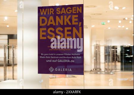 Essen, Deutschland. August 2024. Leere Regale und verschlossene Türen in der Karstadt-Niederlassung in Essen, Räumungsverkauf in der Galeria Kaufhof Karstadt in Essen, im Rahmen eines Insolvenzverfahrens und einer Umstrukturierung wird die Niederlassung im Einkaufszentrum Limbecker Platz in Essen am 31. August 2024 geschlossen, Essen am 23. August 2024. Quelle: dpa/Alamy Live News Stockfoto