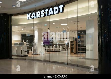 Essen, Deutschland. August 2024. Leere Regale und verschlossene Türen in der Karstadt-Niederlassung in Essen, Räumungsverkauf in der Galeria Kaufhof Karstadt in Essen, im Rahmen eines Insolvenzverfahrens und einer Umstrukturierung wird die Niederlassung im Einkaufszentrum Limbecker Platz in Essen am 31. August 2024 geschlossen, Essen am 23. August 2024. Quelle: dpa/Alamy Live News Stockfoto